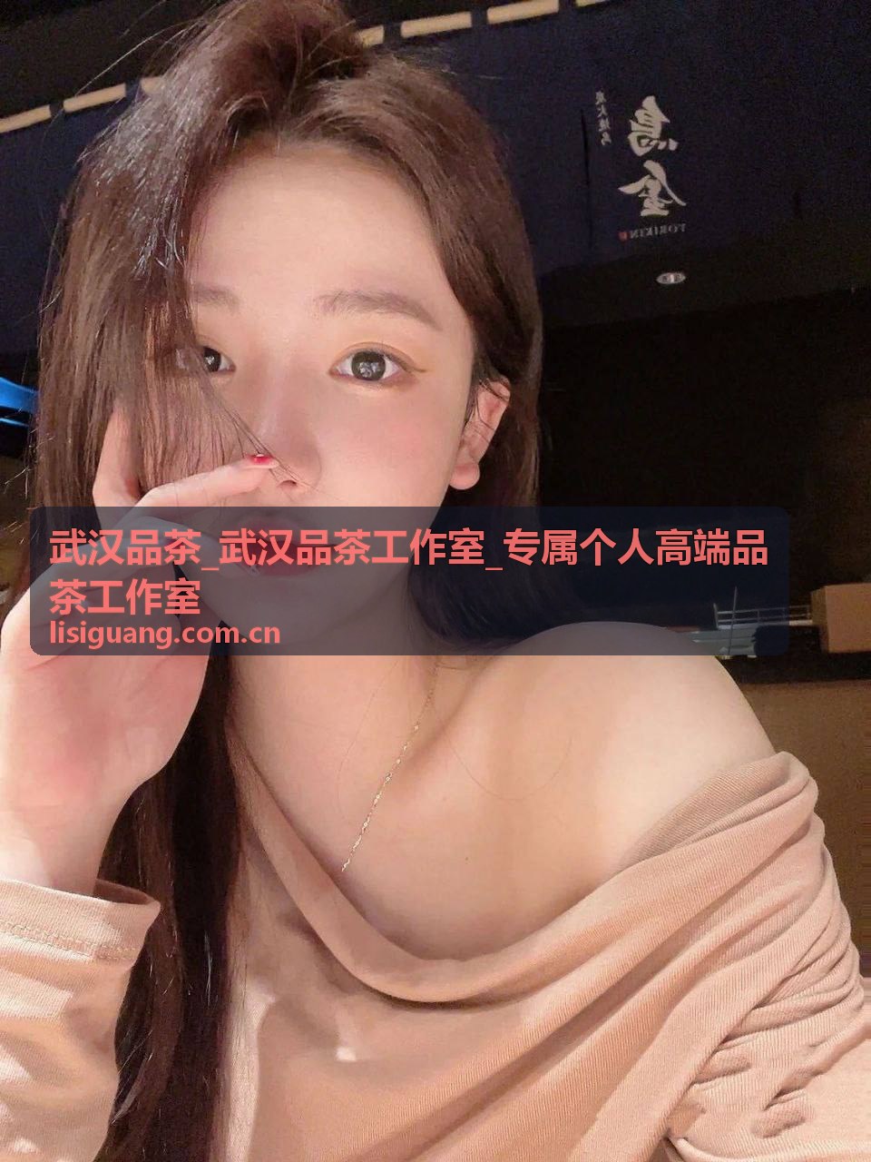 武汉品茶工作室雅致茶室空间，暖色灯光下的茶席布置
